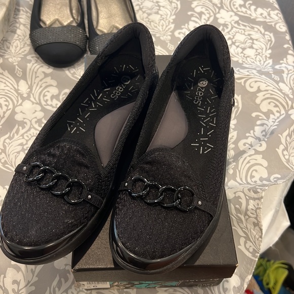 Black slip on - Picture 2 of 4